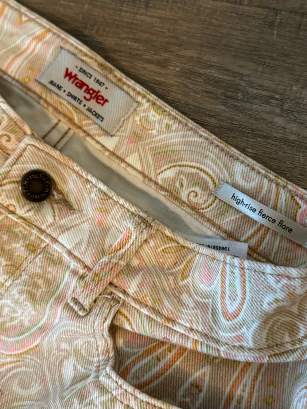 Wrangler Women’s Paisley Print cropped jeans - Picture 3 of 7